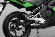 Ninja 400R と兄弟分のER-4nの個性の元とも言えるリアサスペンション。レイダウンされたシングル・ショックユニットをこの位置に納めている。高い衝撃緩衝性だけでなく、滑らかな作動性と足つき性の良さにも貢献しているのだという。