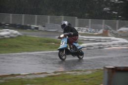 スクーター耐久スタート直後、大奮闘中のツボ８さん。MotoGPなら赤旗中断になってもおかしくない雨だが、低馬力のスクーターには逆にチャンスだったかも！