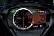 インストルメントパネルは2010年型のGSX-R1000に共通する多機能タイプに。ストップウォッチとタイマー機能を追加。