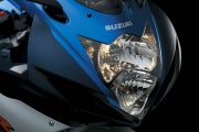 GSX-R1000のトレードマークである縦型デュアルヘッドライトレイアウトを採用。