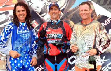 左からゴードン･ワード、ダグ･デュバック、カート･ニコルの40歳代プロクラス表彰台。顔はオジサンだが速い。全日本IA１を走ったらきっと勝っちゃうくらいに速い。