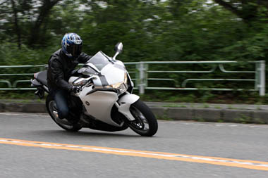 前日までの雨もやみ、所々にウェット路面が残る程度になった試乗コース。それでも梅雨の時期にはありがたい話。かなりのペースで“高原のレストランへ”のワインディングを楽しめました。