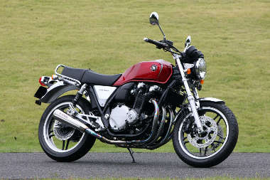 HONDA MOTORCYCLE JAPAN 。CB1100＜Type I＞ABSのカスタマイズ車。MORIWAKIフルエキゾーストダブルマフラー（手曲げ、チタン）市販予定。OHLINSリアショックアブソーバー 121,800円。HMJクラシカルメッキグラブバー 12,600円。HMJ Kスタイルシート（本革）54,600円。