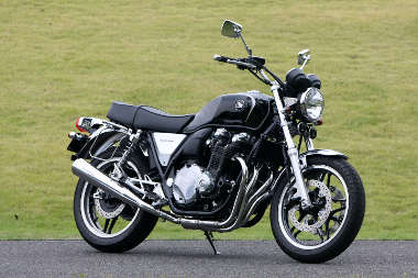 HONDA MOTORCYCLE JAPAN 。CB1100＜Type II＞のカスタマイズ車。MORIWAKIスリップオンエキゾースト 市販予定。MORIWAKIスキッドパッド 12,075円。MORIWAKIフレームホールプラグ 5,775円。PLOTサドルバッグサポート左右＆リアウインカー移動キット 13,440円。PLOTデグナーサドルバッグ（本革、黒）39,690円。POSHアルミマシンドウインカーKIT 16,380円。