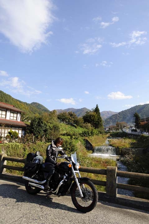 バイクが大好きなレイチェルなのだ。ここまではタンデムシートを暖めていたが、次回の後編では「一人旅気分」をVT400Sで味わってもらったのだ。乞うご期待！