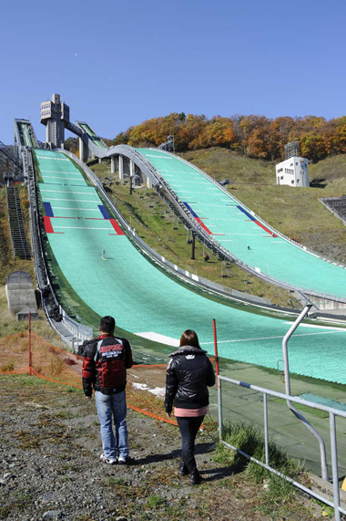 長野オリンピックで使われたジャンプ台だ。ジャンパーたちが次々に飛んでいる。こりゃ人間業じゃないわい、ってことが近くで見ると分かる。怖い……。「ふ、ふ、船木ぃ～～……」