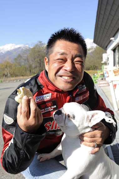 犬好きの山本先生なのだ。おやき好きのブルちゃんなのだ……。ちなみに山本先生のワンちゃんの名前は、レディとティアラ。山本先生はディズニー好きとしても有名なのだ。