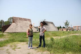 住宅街の中にある登呂遺跡……ん？　登呂遺跡の周りを住宅地にしたのでしょうか？　と、ガイドのオジサンみたいに疑問符になっちゃったよ。で、登呂遺跡には囲いがない、入場料は無料。遺跡を突っ切る道（未舗装）は、近隣住民の生活道路でもあるのだ。