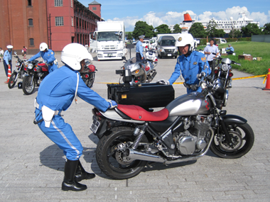 神奈川県警の主催イベントだけに、車両の移動は白バイ隊員さんが行った。暑い中、お疲れ様でした。何となく、押収した犯罪車両を移動しているように見えてしまう。