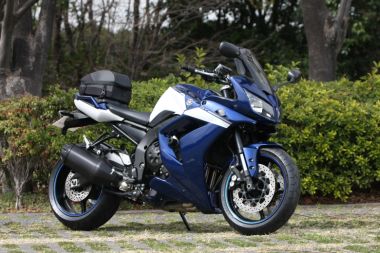 こちらはワイズギアオプション装着車。グリップヒーター2スポーツ120、17,850円。ワイヤーリードスポーツ、1,050円、アラームイモビライザー、14,490円、LEDクリアウインカーセット2、12,600円、専用HIDランプキット、126,000円、ローラープロテクター、26,460円。