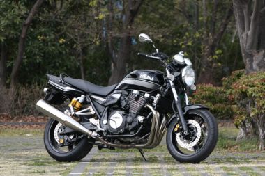 ヤマハ XJR1300。新色ブラックメタリックX。