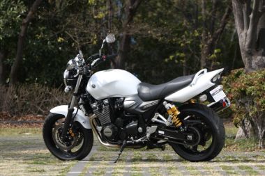 ヤマハ XJR1300。新色ブルーイッシュホワイトカクテル１。