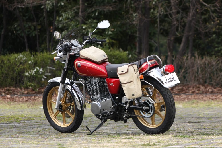 SR400 ワイズギアオプション装着車。キャストホイールセット、ゴールド、147,000円、スモールウインカーセット、12,390円、モデレートスクリーン、19,950円、専用シングルサイドバッグ、26,250円、専用タンクバッグ、24,150円、ドレスアップフレーム、24,150円、リアサイドガーニッシュ、19,950円、クラシカルストップランプ、9,975円、サクラ工業プラナススリップオンサイレンサー、参考出品。合計283,815円。