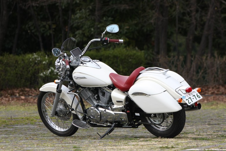 DS250 JAPAN CRUISING ワイズギアオプション装着車。ショートスクリーン、29,400円、フロントフットボードセット、30,450円、ブルーミラー、オーバル2、左右、6,510円、フレキシブルステーC、左右、各1,575円、ドレスアップフレーム、24,150円、スリムグリップ、レッド、3,990円、フォワードシート、レッド、29,400円、リアサスペンションカバー、18,900円、タンデムリアキャリア、18,900円、スムースサイドケース、ホワイト、73,500円、スモールフラッシャー＆テール、34,650円、ビレットナビマウント2B、27,300円、zumo660、81,900円。合計382,620円。