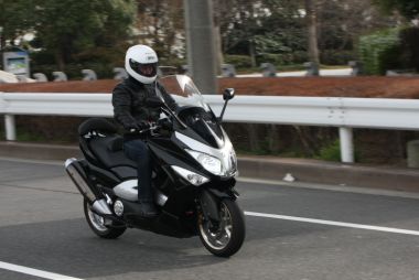 試乗した都内のスムーズな路面ではなかなかノーマルとの違いは分からなかったが、ラフ路面などでは明らかに乗り味が“グレードアップ”するという。