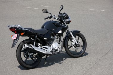 ヤマハYBR125。カラーは写真のブラックメタリックXのほか、ライトグレーメタリック3とビビッドレッドカクテル7の3色設定。