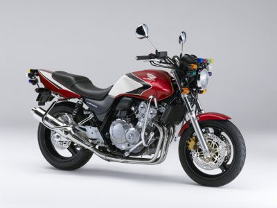 ホンダが普通自動二輪教習車「CB400 SUPER FOUR（教習車仕様）」に法規対応を施して発売