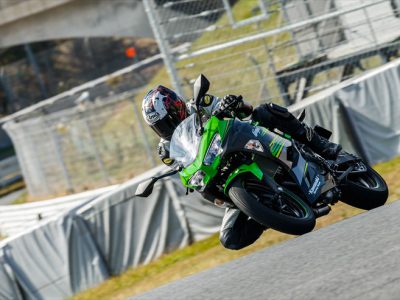 Kawasaki Ninja250／Ninja400 試乗 『スモールニンジャはまた火付け役になるか!? 400がヤバい！』