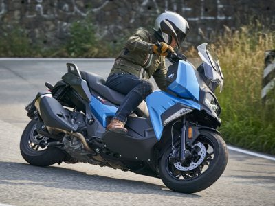 パフォーマンスもポジションもバイク的であることを目指した BMWの新型ミッドサイズ・スクーター「C400X」