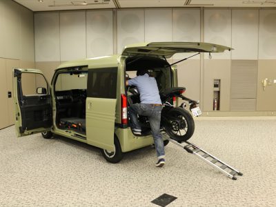 ホンダの新型軽商用車、N-VANに オートバイを積んでみた