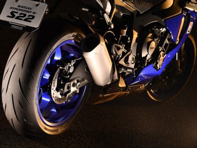 BRIDGESTONE BATTLAX HYPER SPORT S22 『ワインディングライドを極め、 天候に無防備なバイクの真髄を楽しむ。 この春、ジャンプアップならこのタイヤ！』