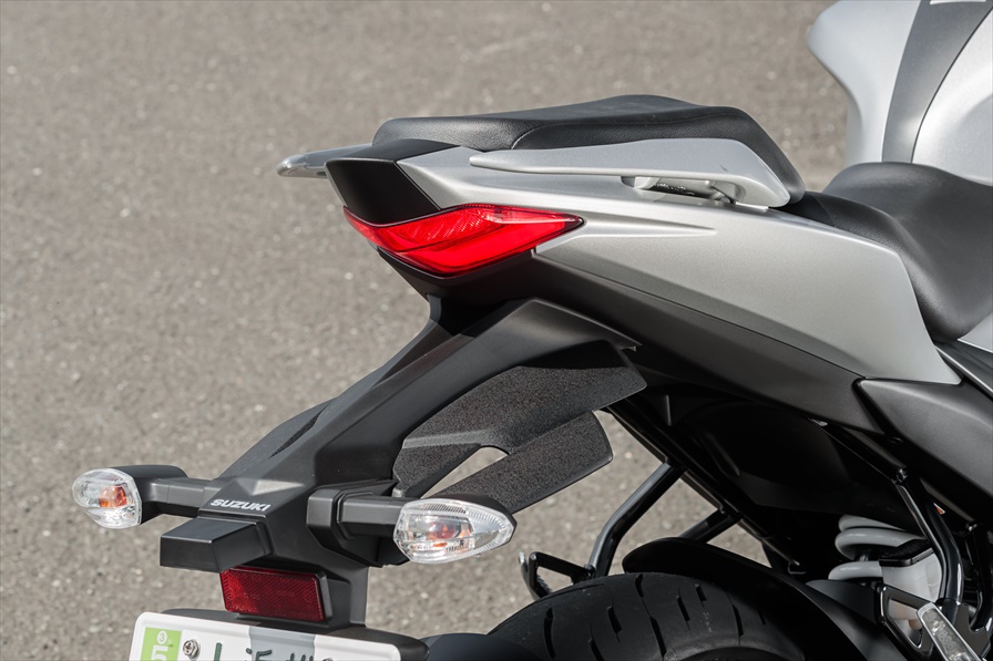 SUZUKI GIXXER SF250 ＆ GSX250R『これがスズキの ブレない250cc