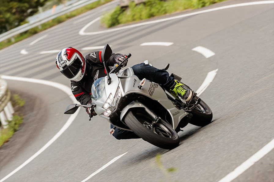 SUZUKI GIXXER SF250 ＆ GSX250R『これがスズキの ブレない250cc