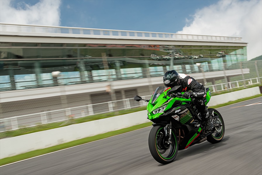 熱中サーキット！ Kawasaki ZX-25R - WEB Mr.Bike
