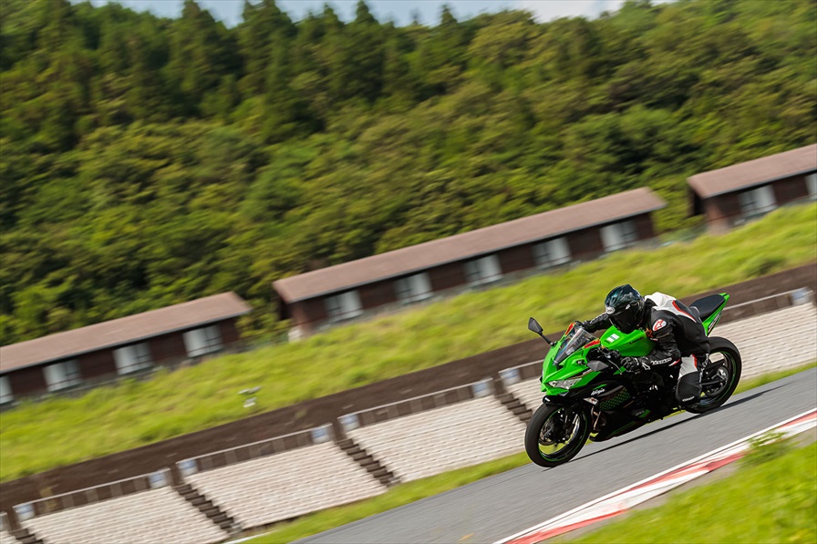 熱中サーキット！ Kawasaki ZX-25R - WEB Mr.Bike
