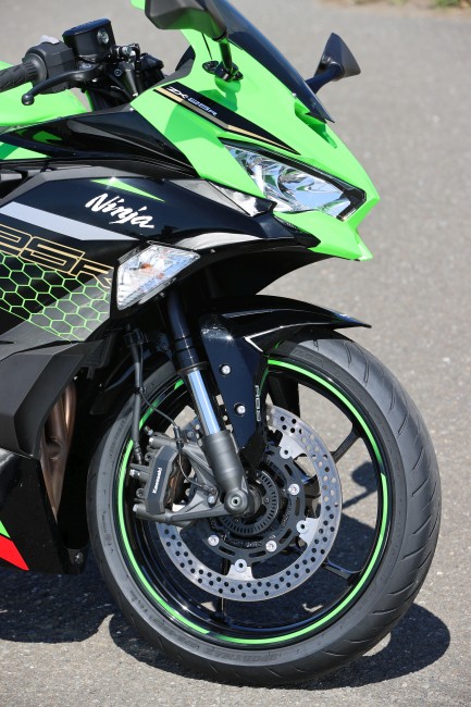 僕の初めての4気筒はFWだった KAWASAKI Ninja ZX-25R試乗 - WEB