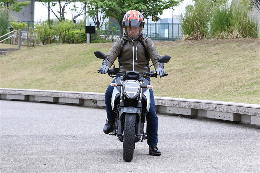 スズキ的正しい250ccは 二刀流快速油冷シングル SUZUKI