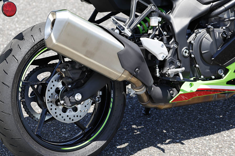 77馬力の400cc」は 意外やピーキーな純スポーツ！ Kawasaki