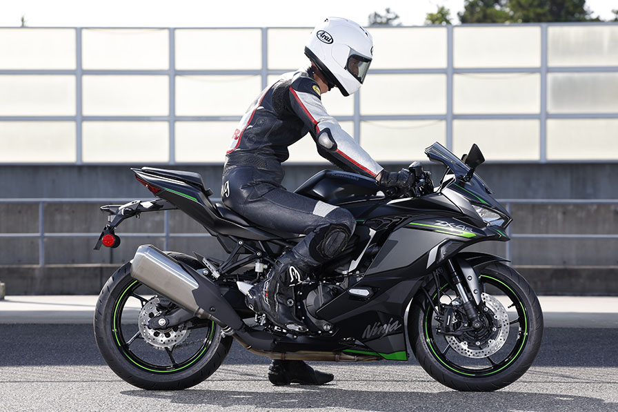 77馬力の400cc」は 意外やピーキーな純スポーツ！ Kawasaki