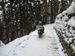 成人の日、雪深い信州の山道をよたよた歩いていたら、ぽこぽこと排気漏れのような音のバイクに抜かれました。今年最初の驚きでした。