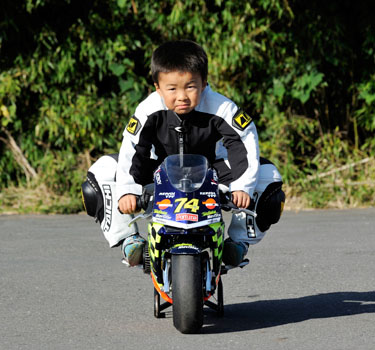 モデルは平山浩司ジュニア