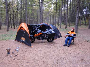 自然との共存がアウトサイドベースのコンセプト。手付かずの林がキャンプサイトになっている。写真のテントは“KTMビッグテント”で、バイクも一緒に寝ちゃえるのだ。
